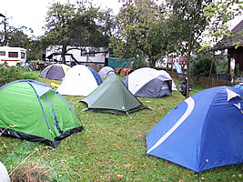 Zelte auf der Campingwiese